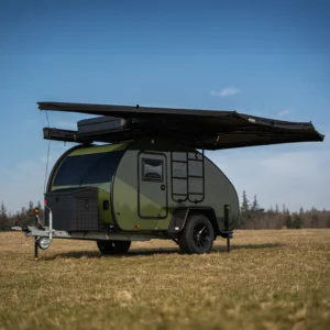 •Marchiză 270° Bushwakka montată pe SUV în natură •Marchiză Bushwakka deschisă, oferind umbră completă 